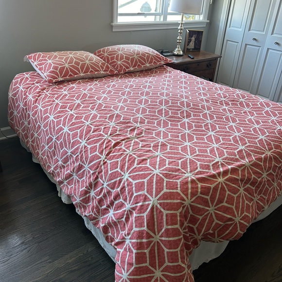 Trina Turk Queen bedspread with two standard pillow shams and one matching sheet - Picture 3 of 9